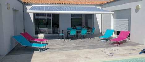 Terrasse couverte par un store banne de 6 m de largeur