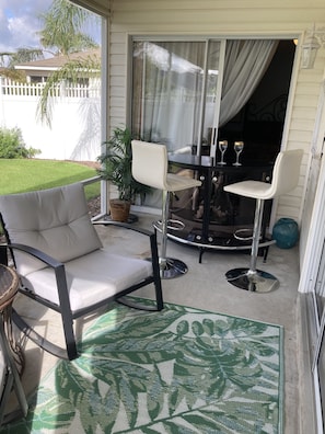 ENJOY YOUR LANAI COMPLETE WITH COMFY ROCKERS & BAR AREA!!!