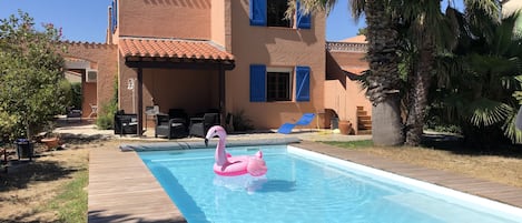 Piscine de 7,6 m par 4 au cœur d’un joli jardin méditerranéen. Détente assurée.