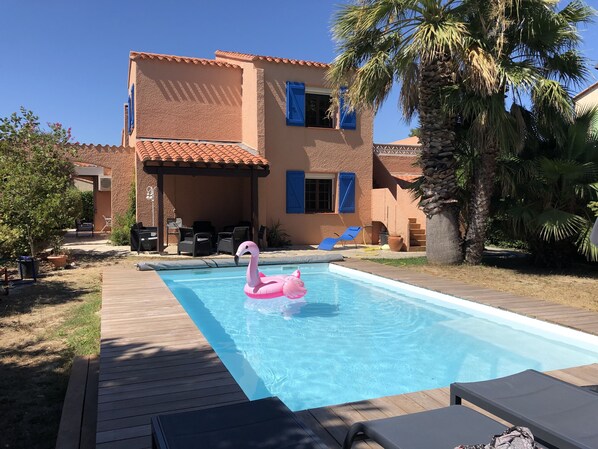 Piscine de 7,6 m par 4 au cœur d’un joli jardin méditerranéen. Détente assurée.