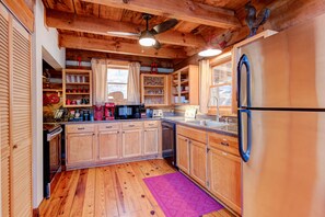 Fully stocked kitchen with great cookware and good knives a chef can appreciate