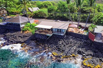 The Cottage: Oceanfront Honeymoon Retreat w/Gorgeous Views, By Kahalu'u Beaches