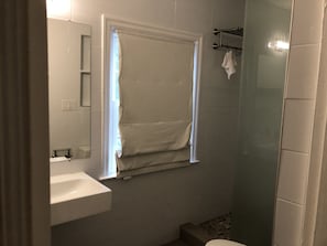 Full Bathroom - first floor 
🇮🇳🇺🇸🗽🚽🛁🚰🚿🧼🧻🧺