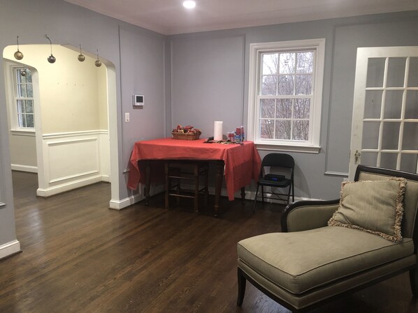 Living room being prepped for a birthday - fully furnished! 🍾🥂🇺🇸🇮🇳🗽
