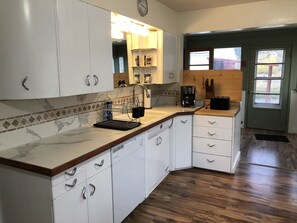 Full Kitchen/mudroom with washer and dryer