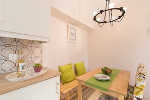 Oleander Apartment Agios Stefanos-dining area