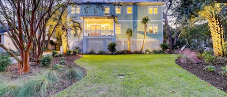 Incredible yard for games and fun with your group.  Rare to have this much space near the beach.