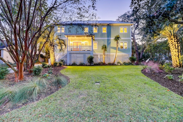 Incredible yard for games and fun with your group.  Rare to have this much space near the beach.