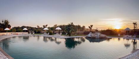 Water, Lucht, Zwembad, Eigendom, Reflectie, Watervoorraden, Reflecting Pool, Boom, Huis, Toevlucht