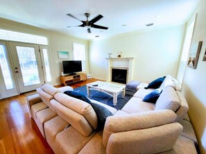 1st Floor - 🔥 Spacious living room with smart TV