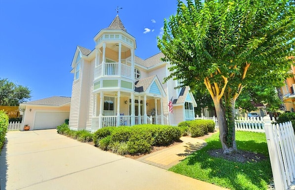 WELCOME to Victorian Secret a beautifully remodeled Victorian-style beach home. Just two blocks from the sugar-white sands of the Emerald Coast.