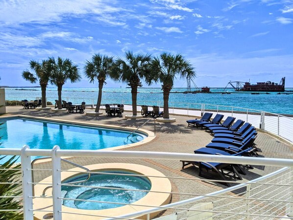 Enjoy the pool and Hot Tub