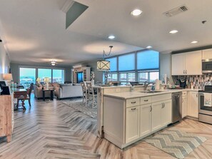 🍽️ Gourmet Kitchen – Stainless steel appliances & stunning Gulf views.