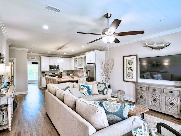 🛋️ Living Room with sectional sofa and flat-screen TV