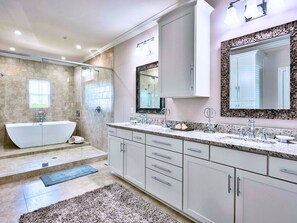 Bathroom w/ garden tub