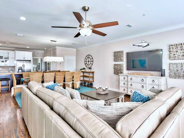 🍽️ Open-Concept Living area & Dining