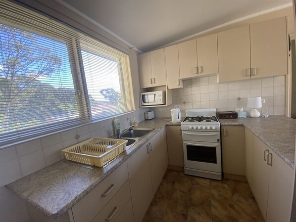 Denhams Beach Cottage kitchen