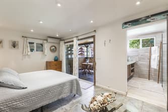 Luxurious ocean inspired studio in Paia short walk to Maui's coolest beach town