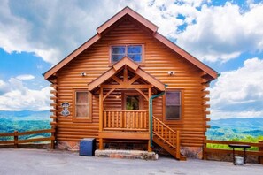 Cabin exterior (parking for 2-3 cars)
