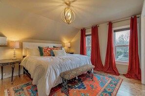 Enjoy A Top of The Line Mattress & Bedding in this Luxurious King Bed 
-Fit For a Queen (or King) 