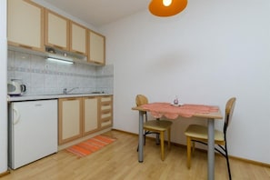 SA3(2): kitchen and dining room