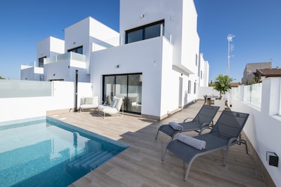 Nueva hermosa casa funky con piscina privada y terraza en la azotea - tiene capacidad para 2 familias