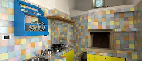 The Kitchen and the typical Stromboli's oven. La cucina con il tipico forno 