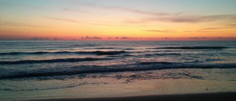 L'alba dalla spiaggia di Silvi Marina. Fondale basso e sabbioso. 