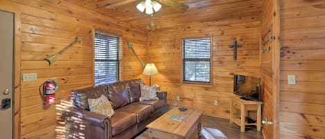 Broken Bow Vacation Rental | 1BR | 1BA | Stairs Required | 483 Sq Ft