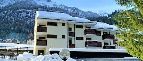 Sky, Building, Property, Daytime, Snow, Window, Mountain, Slope, Tree, Architecture