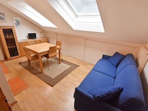 Pièce, Propriété, Meubles, Sol, Design Intérieur, Maison, Salon, Bâtiment, Table, Grenier