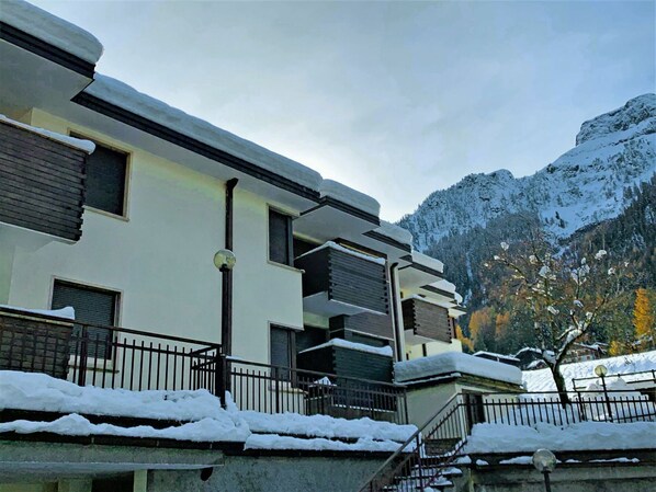 Himmel, Gebäude, Wolke, Daytime, Eigentum, Schnee, Fenster, Berg, Steigung, Haus
