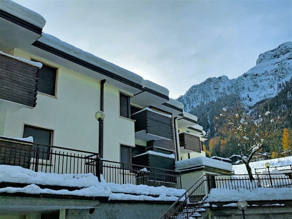 Ciel, Bâtiment, Nuage, Jour, Propriété, Neige, Fenêtre, Montagne, Pente, Maison