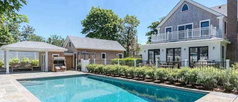 Contemporary Farmhouse In Edgartown Village With Pool