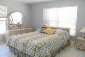 Guest bedroom w bluff view and jack & jill bathroom. Flatscreen on opposite wall