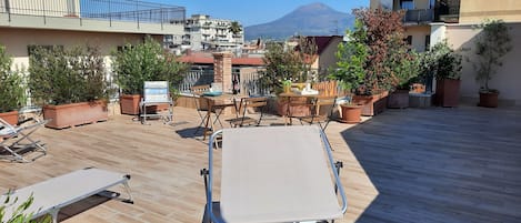 Terrazzo zona Solarium vista Monte Vesuvio.