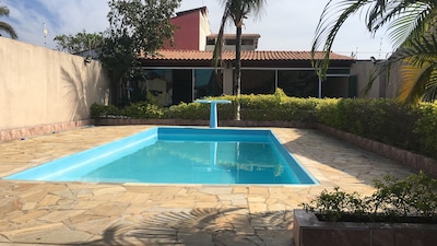 Casa em Mongaguá, perto da praia , com piscina e  salão de jogos.