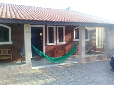 Casa em Mongaguá, perto da praia , com piscina e  salão de jogos.