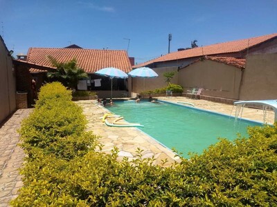 Casa em Mongaguá, perto da praia , com piscina e  salão de jogos.