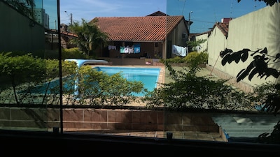 Casa em Mongaguá, perto da praia , com piscina e  salão de jogos.