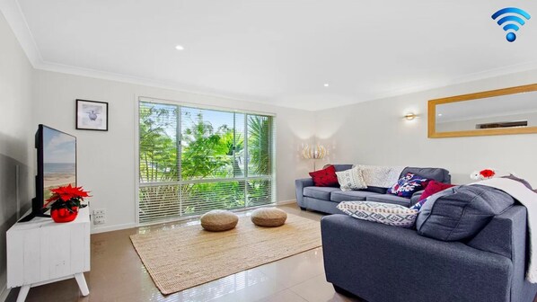 Amersham | Lounge room | Smart TV | Wi-Fi