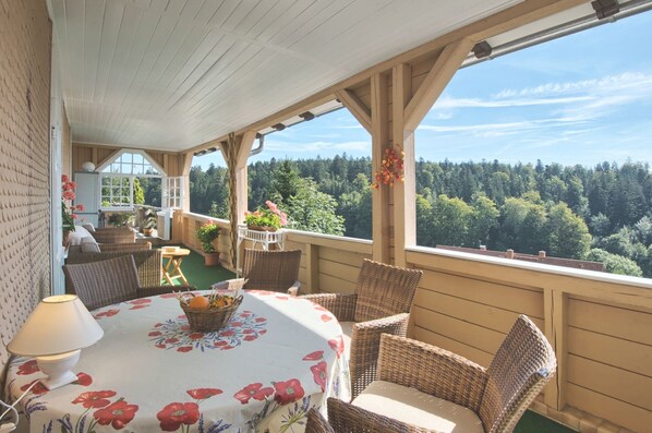 Loggia 12 Meter
mit Blick zum Feldberg