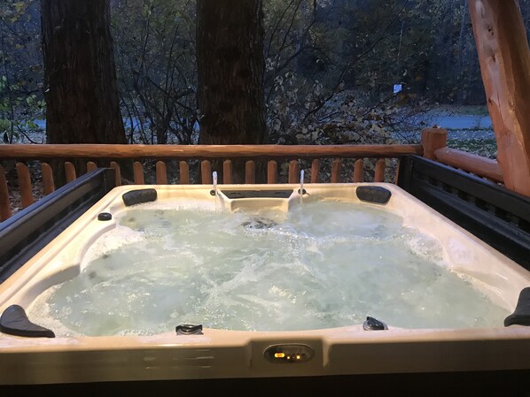 Outdoor spa tub