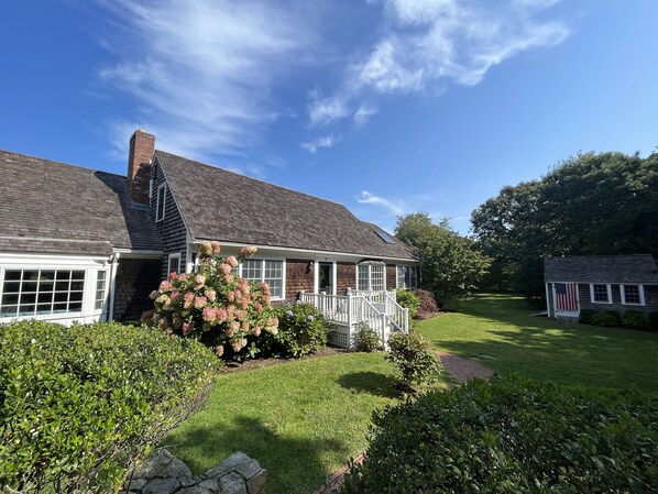 Charming home on lovely private 1 acre , 10 min walk to town, bike to beach