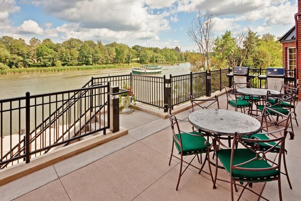 Experience the picturesque atmosphere at this amazing property.
