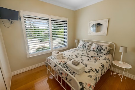 Queen-zise Bedroom