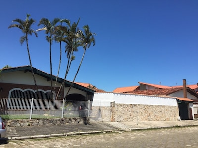 Retiro para descanso c/ Piscina - 10 min andando da praia