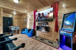 Large Theatre/Game Room. 7 Theatre Seats, Foosball, Arcade, 75" Smart TV w/ Cable, Checkers Table and bean chairs.