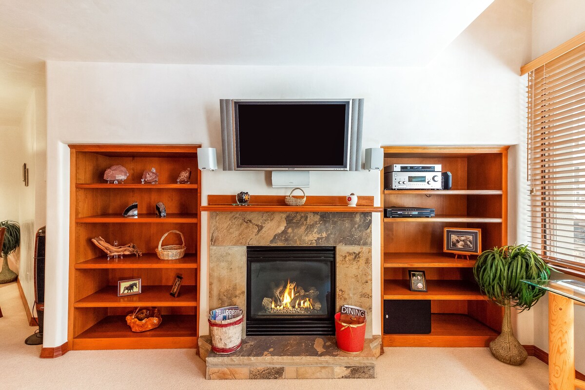 Comfortable & cozy mountain retreat w/beautiful mountain & ski views