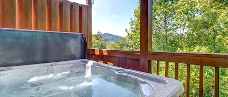 Take a Relaxing soak! - The hot tub on the covered deck is a perfect spot to rejuvenate body and sprit after a fun exhausting day of hiking, sking, fishing or biking.